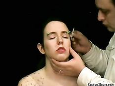 Втыкает иголки в обнажённую девку и капает расплавленным воском