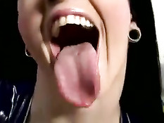 Одетая в латекс брюнетка с пирсингом носа подрочила парню член