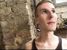 Гомосексуалист снимает джинсы и заставляет парня отсасывать член