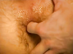 Атлетичные голубые ребята занимаются любовью в разных позициях