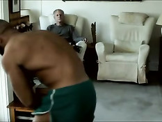 Мускулистый бородатый гей побрил задницу молодому любовничку