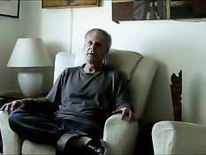 Мускулистый бородатый гей побрил задницу молодому любовничку