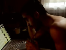 Мускулистый бородатый гей побрил задницу молодому любовничку