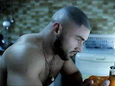 Мускулистый бородатый гей побрил задницу молодому любовничку