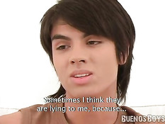 Симпатичный молоденький гей Адриан мастурбирует и принимает душ