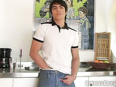 Симпатичный молоденький гей Адриан мастурбирует и принимает душ