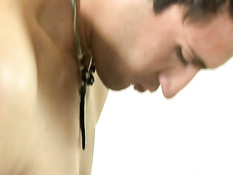 Парень с камерой снимает гей порно и трахается с двумя приятелями