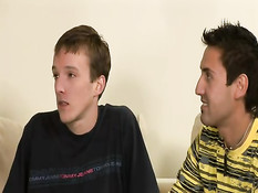 Парень с камерой снимает гей порно и трахается с двумя приятелями