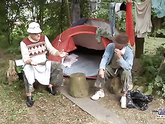 Девчонка встретила в лесу двух дедушек и занялась с ними сексом