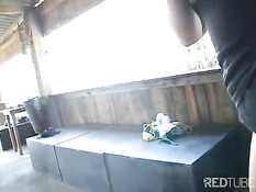 Темнокожие и белые девки ублажают парня в тропическом борделе