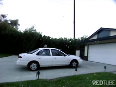 Две девушки решили сделать парню сюрприз и устроили групповуху