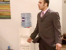 Похотливые немецкие девки занимаются групповым сексом в офисе