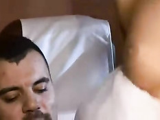 После свадьбы молодожёны в автобусе занялись групповым сексом