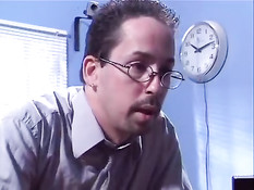 Горячая лесбиянка Avy Scott соблазняет скромную девушку в очках