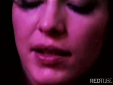 Две грудастые лесби дамы трахают друг друга с помощью вибратора