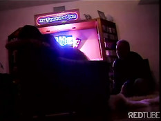 Две грудастые лесби дамы трахают друг друга с помощью вибратора