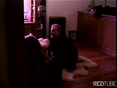 Две грудастые лесби дамы трахают друг друга с помощью вибратора