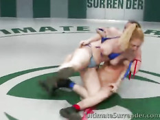 Голые лесбиянки занимаются борьбой и групповым сексом на ринге