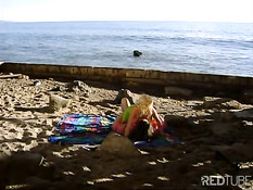 Мужчина на пляже оттрахал анально девушку с большими сиськами