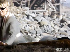 Мужчина на пляже оттрахал анально девушку с большими сиськами