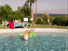 Три молодые сексуальные подружки трахаются на улице у бассейна