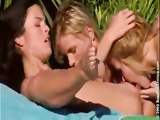 Три молодые сексуальные подружки трахаются на улице у бассейна
