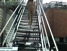 Горячая девушка Mona Lee прогуливается голышом по старому городу