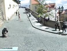 Горячая девушка Mona Lee прогуливается голышом по старому городу