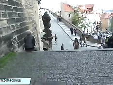 Горячая девушка Mona Lee прогуливается голышом по старому городу