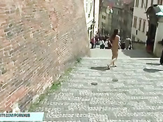 Горячая девушка Mona Lee прогуливается голышом по старому городу