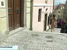 Горячая девушка Mona Lee прогуливается голышом по старому городу