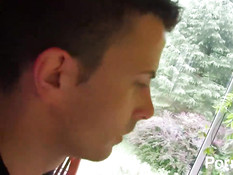 Французская шлюха Shannya Tweeks ебётся в лесу в розовом белье