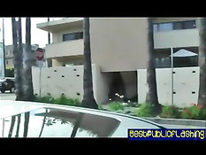 Девка с длинными волосами Penelope Piper мастурбирует на лестнице