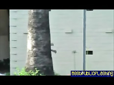 Девка с длинными волосами Penelope Piper мастурбирует на лестнице