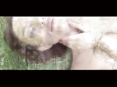 Молоденькая порно актриса Nataly Von мастурбирует в лесу на траве