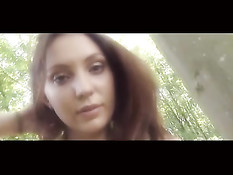 Молоденькая порно актриса Nataly Von мастурбирует в лесу на траве