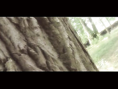 Молоденькая порно актриса Nataly Von мастурбирует в лесу на траве