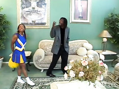 Чёрная чирлидерша с косичками трахается с темнокожим мужчиной