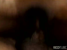 Влажная чёрная сучка с пирсингом пупка трахается с лысым негром