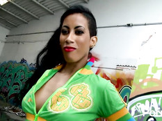 Горячая темнокожая девка прыгает на члене в заброшенном гараже