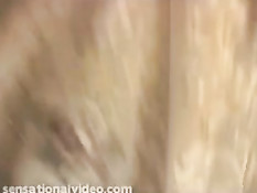 Сексуальная толстая свингерша вылизывает клитор и ласкает анус