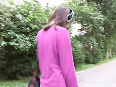 Девушка пригласила паренька попить чайку и сделать куннилингус