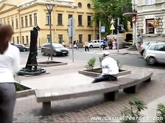 Русская девчонка попросила у парня закурить и отсосала ему член