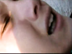 Девушка с хвостиком занимается анальным сексом и отсасывает член