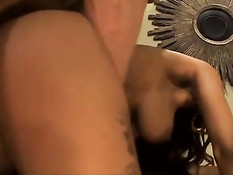 Грудастая смуглянка сделала мужчине минет и залезла на его член