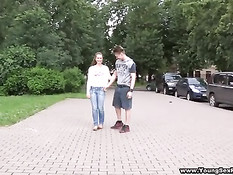 Ребята пригласили двух русских девушек и оттрахали их на кровати