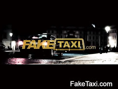 Водитель такси поставил девку раком и оттрахал на заднем сиденье