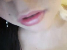 Латинская девушка с большими сиськами показывает себя на камеру