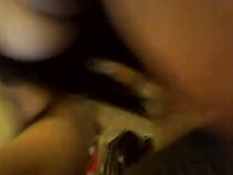 Латинская девушка с большими сиськами показывает себя на камеру