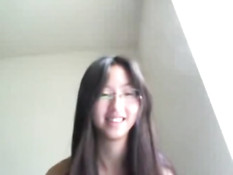 Очкастая девчонка с миниатюрными сиськами оттрахала себя в анус